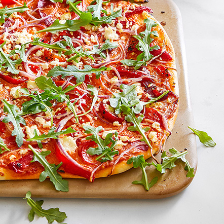 Pizza mit gegrillter Paprika, Feta und Rauke